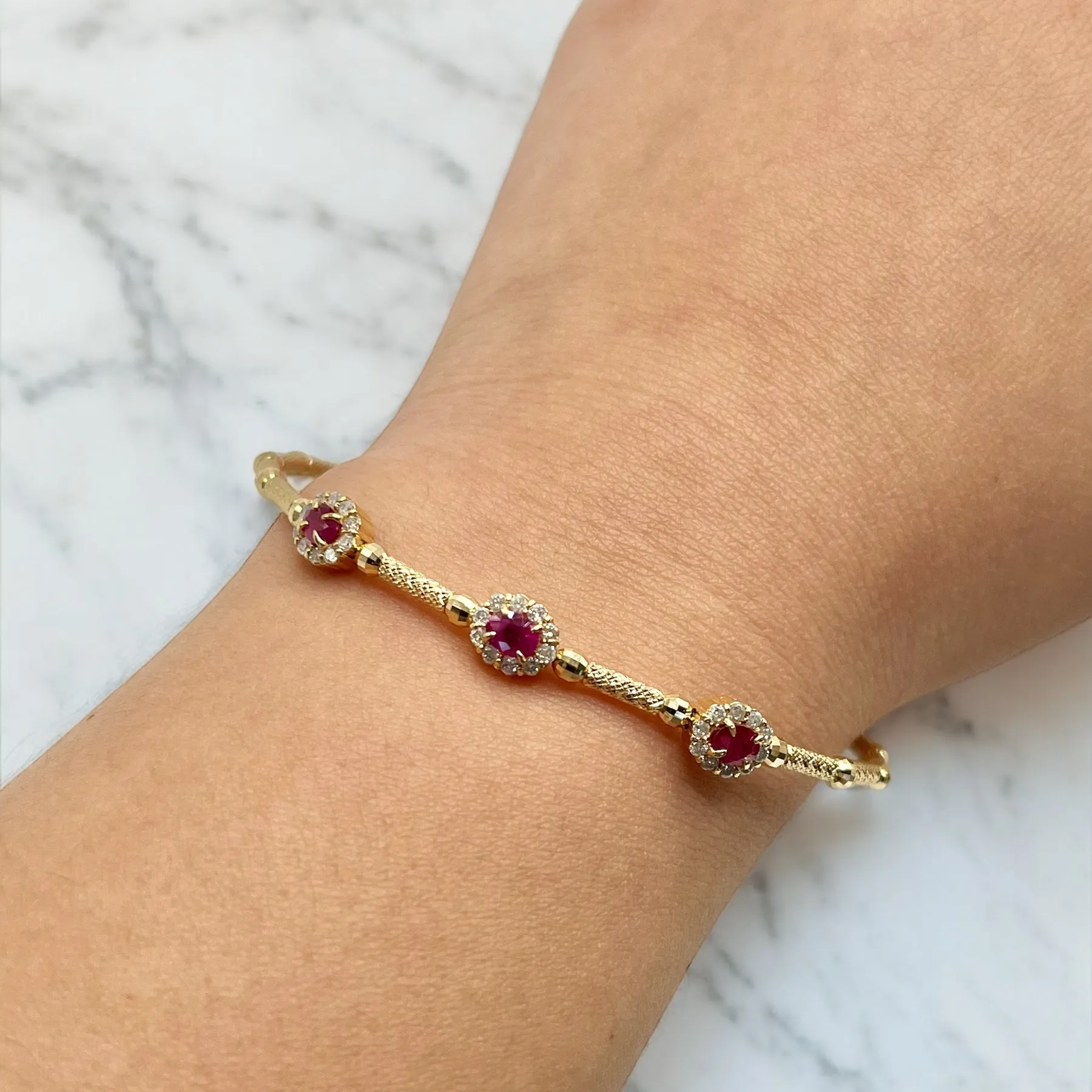 STRETCHABLE YELLOW GOLD OVAL RUBY BANGLE